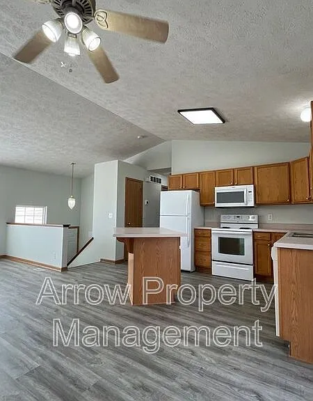 338 W Irving St — Photo 2