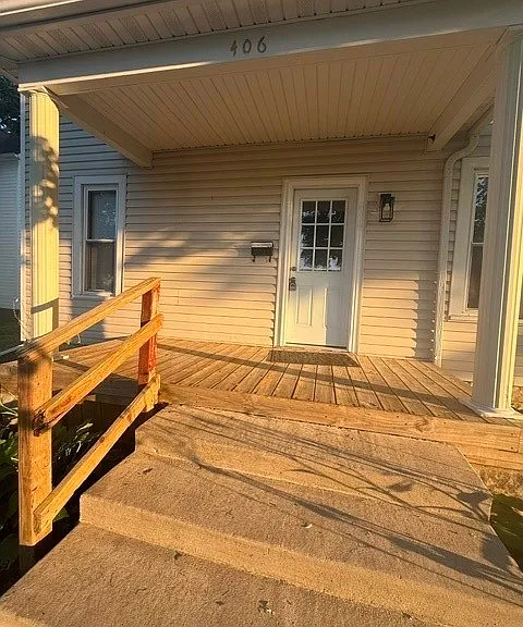 409 W Walnut St — Photo 2