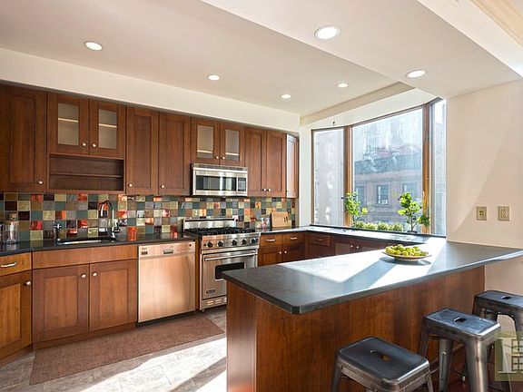 2nd image of 117 E 18th St APT 4