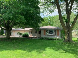 1104 E Capitol Dr, Hartland, WI