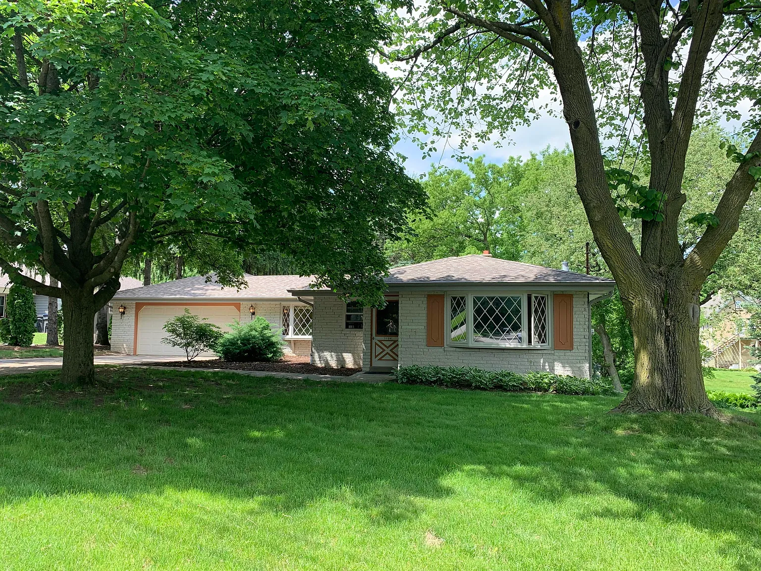 1104 E Capitol Dr photo 1