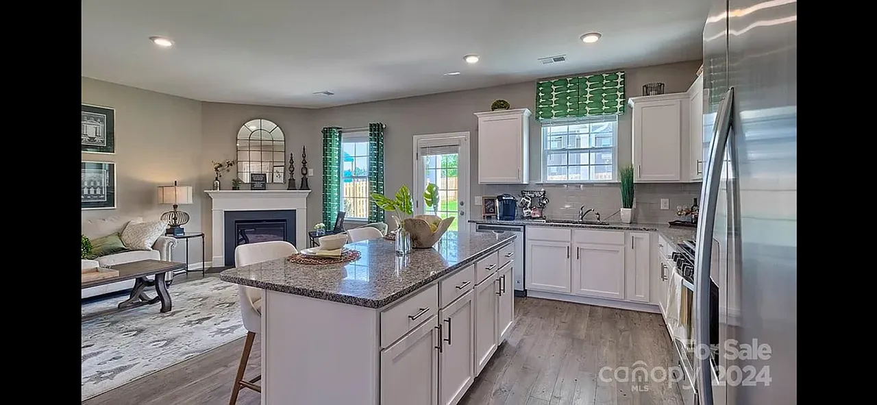 4 bed, 2565 sqft, $3,400 — Photo 4