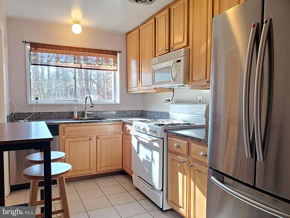 3rd image of 10648 Montrose Ave