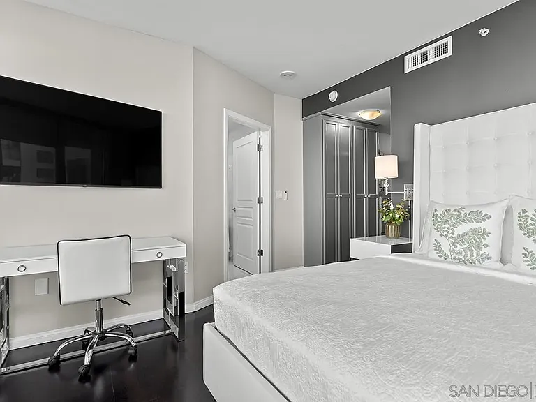 555 Front 1501 #1501 — Photo 32