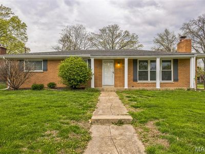 551 Larsen Ln, Saint Louis, MO, 63126