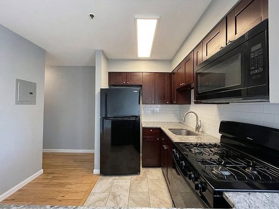 4th image of 420 6th St #3