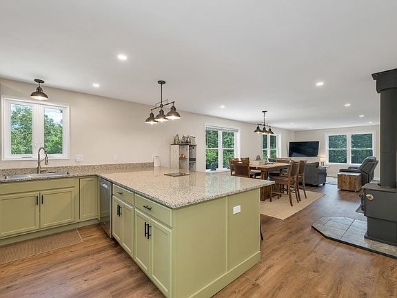 4th image of 24 Brackett Road