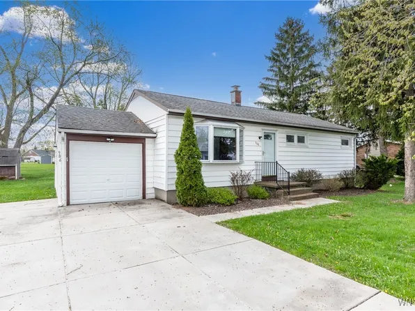 986 N Brookside Dr, Lewiston, NY 14092