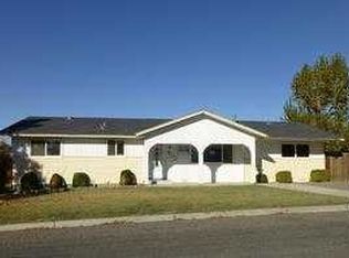 910 Carriage Square Dr, Grandview, WA 98930