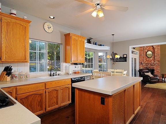 Large eat-in kitchen -