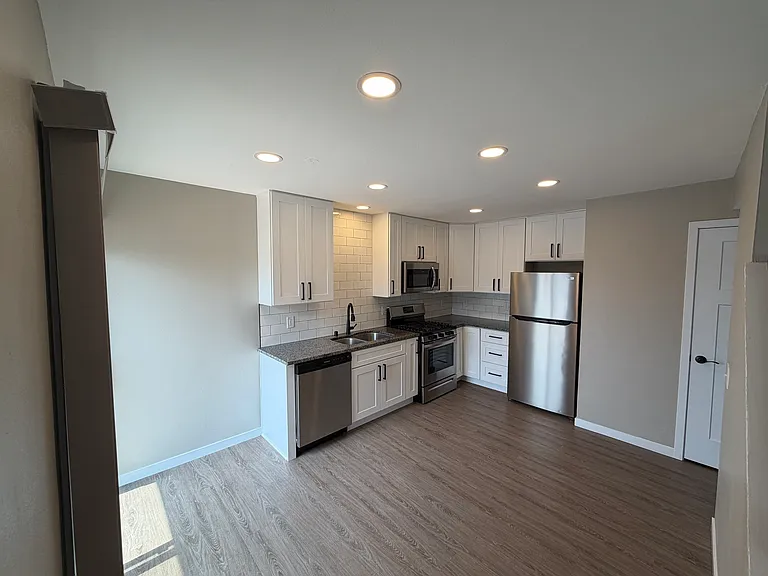 543 East Blf — Photo 4