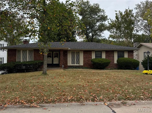 1071 Port Diane Dr, Saint Louis, MO 63146