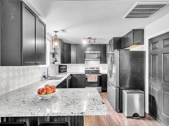 3rd image of 432 Maplewood Cir