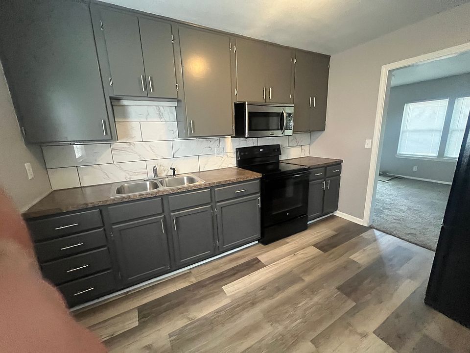 2nd image of 901 SE Pinecrest Dr