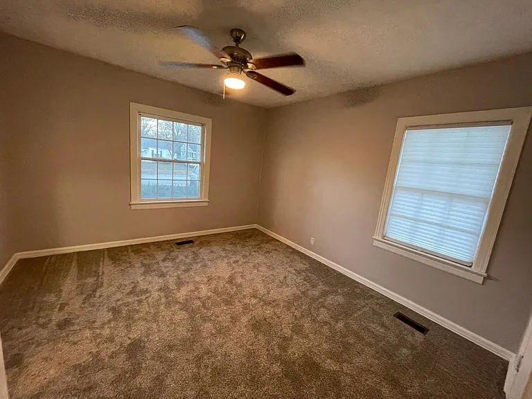 1541 S Kickapoo Ave — Photo 18