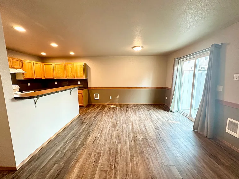 2102 N Yellowstone St — Photo 22