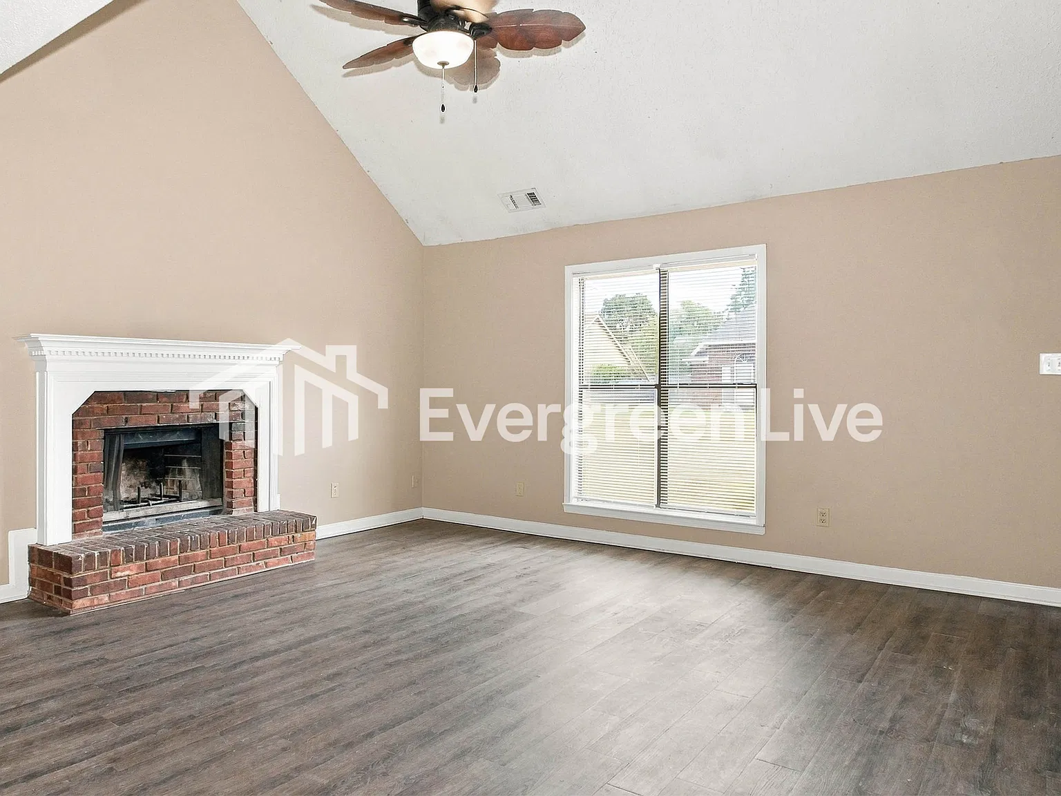 3 bed, 1.0 bath, 993 sqft, $1,445 — Photo 2