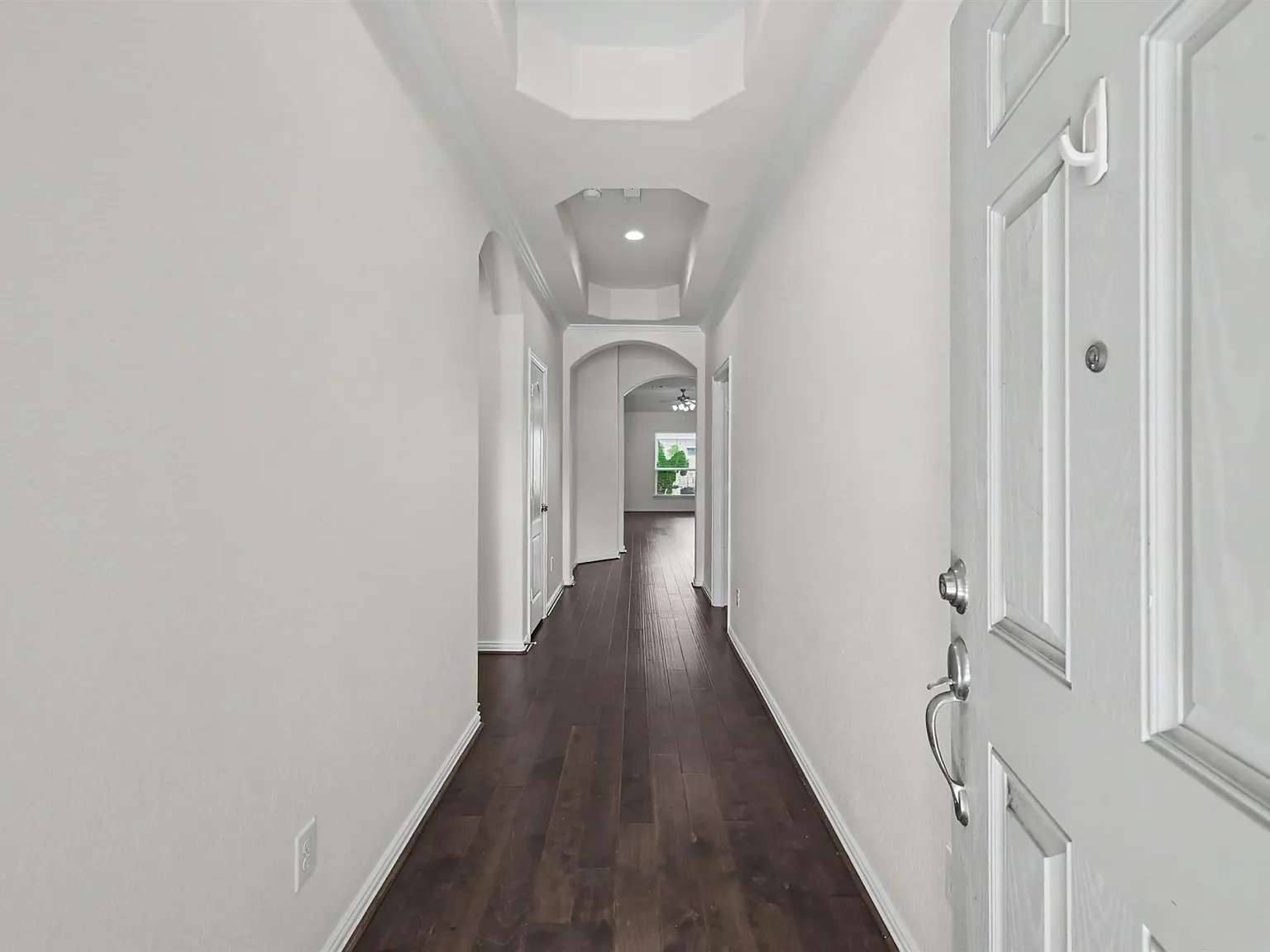 3 bed, 2.0 bath, 1929 sqft, $2,250 — Photo 3