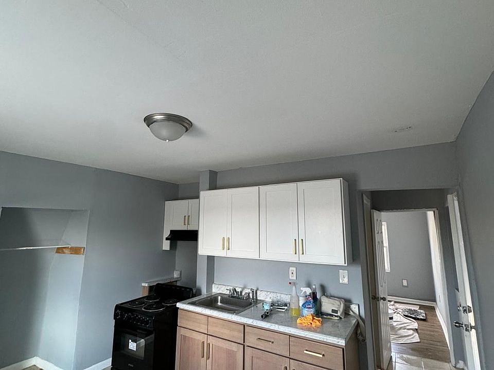 2nd image of 135 Hobson St #1
