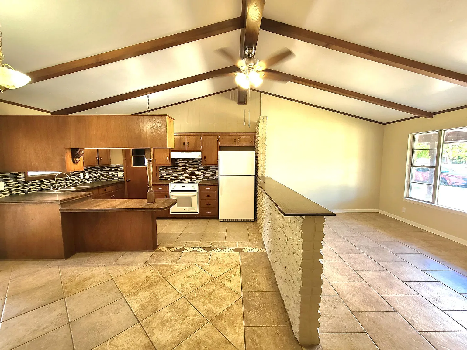 3 bed, 1041 sqft, $1,650 — Photo 3