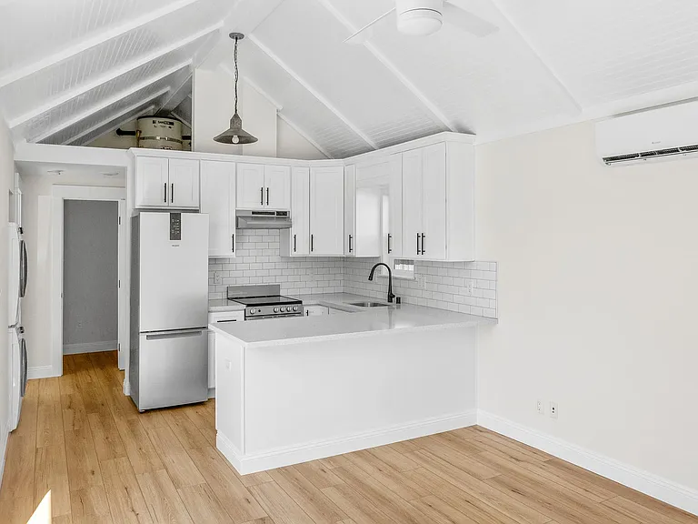 952 Park St — Photo 6