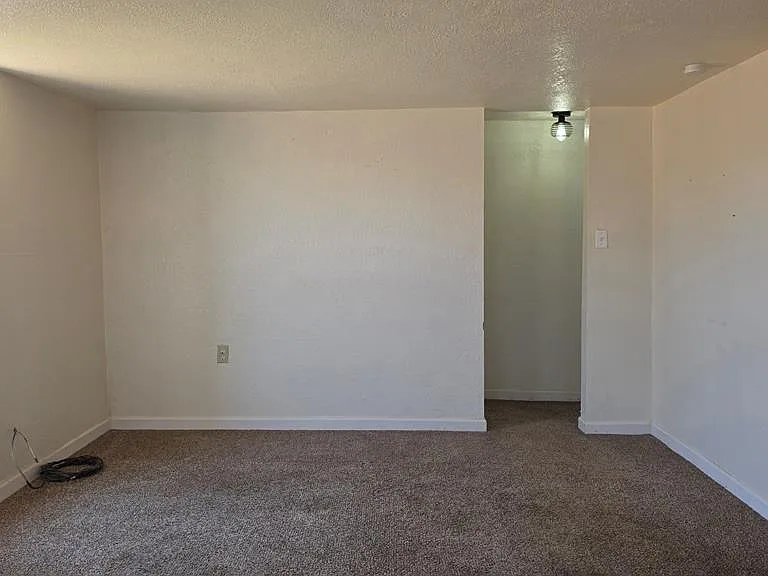 617 Drury Ln — Photo 3