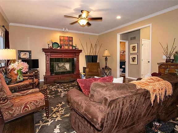 5th image of 110 Broadmoor Dr
