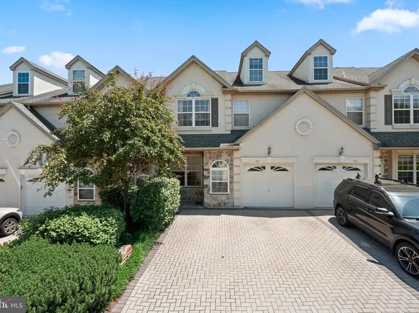 153 Meadow View Ln, Lansdale, PA 19446
