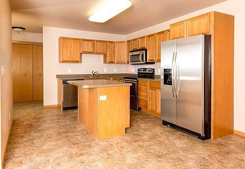 3rd image of 3 36th Ave NE #106