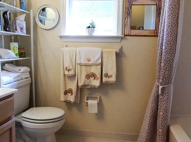 Hallway full bathroom