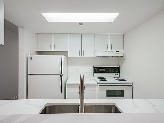5th image of 789 Drake St #804