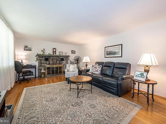 4th image of 2115 Winton Ave