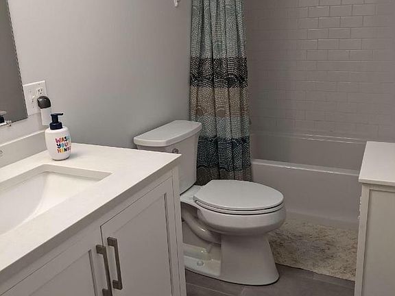 3rd image of 2060 W Hutchinson St