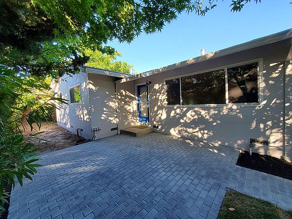 2nd image of 1215 Oak St