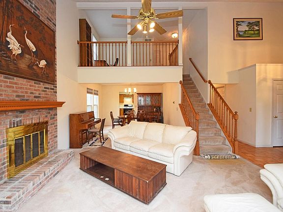 4th image of 10098 Fox Chase Dr