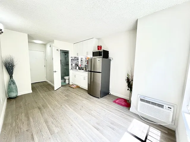 Wilshire Occidental Apts — Photo 26