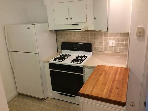 kitchen (refrigerator, gas stove)