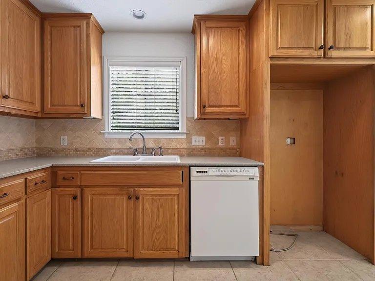 1202 Knollpark Cir — Photo 11