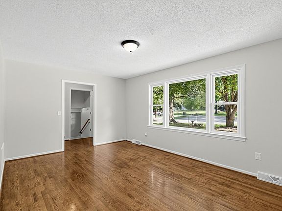 5th image of 202 Vinewood Ct
