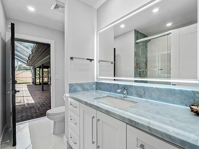 820 SW 16th St — Photo 37