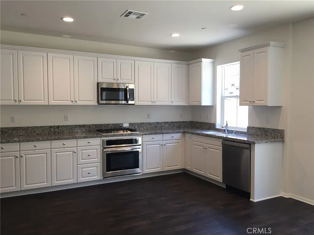 4 bed, 2014 sqft, $3,250 — Photo 2
