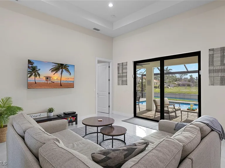 1137 SW 18th Ct — Photo 2