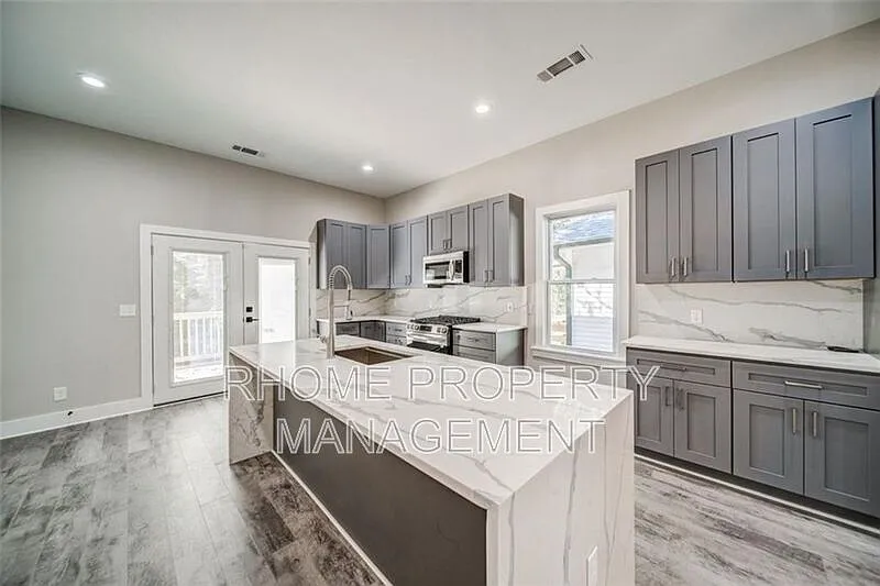 4 bed, 3.5 bath, 2200 sqft, $3,150 — Photo 4