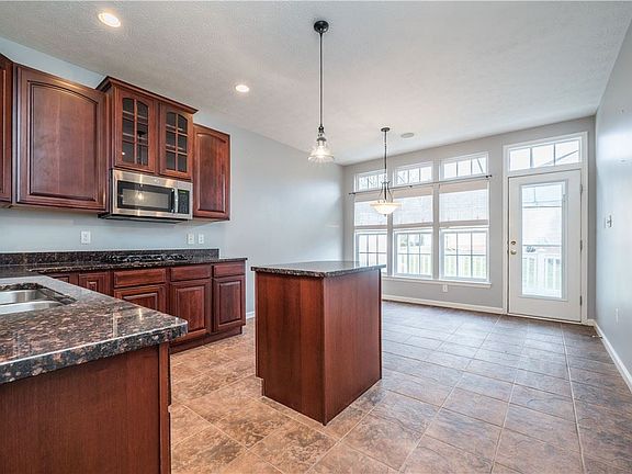 5th image of 305 Laurel Ct