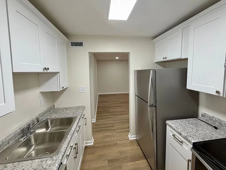 Sherwood Forest Apartments — Photo 6