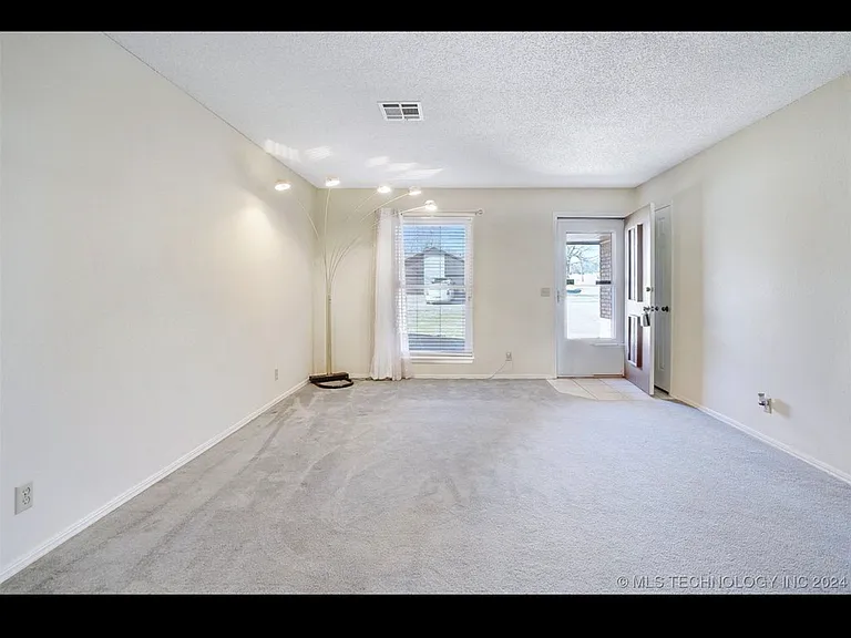 4801 S Gum Ave — Photo 6