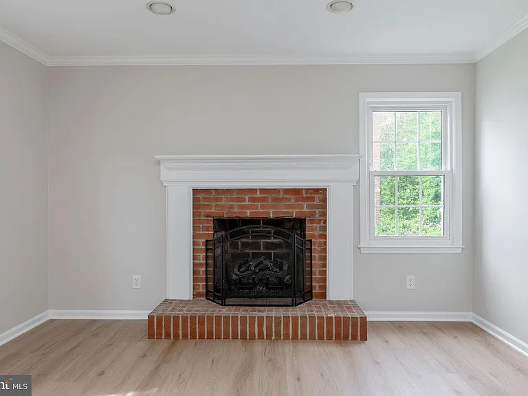 561 Tiffany Ct — Photo 5