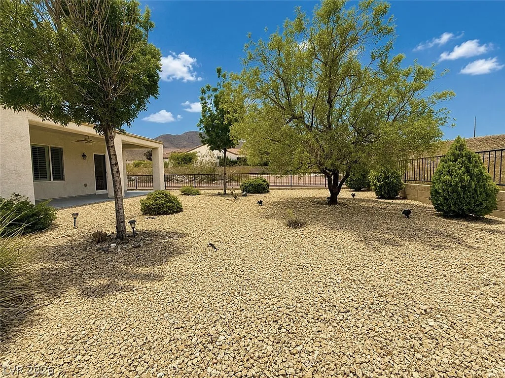 3 bed, 2.0 bath, 1610 sqft, $2,000 — Photo 4