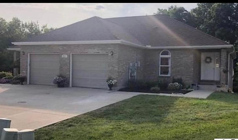 1st image of 807 Tamarack Ct #A