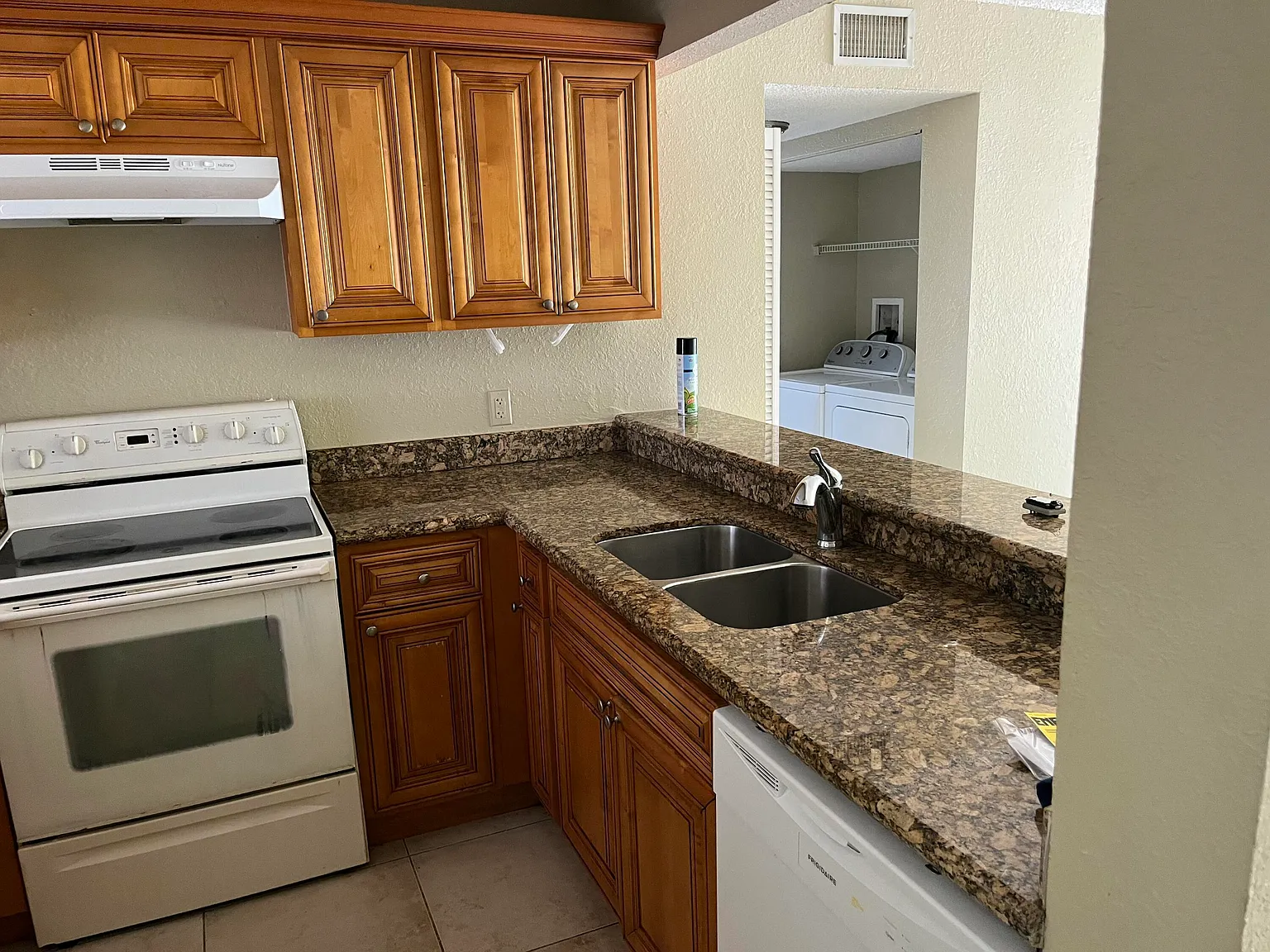 2 bed, 2.0 bath, 916 sqft, $1,800 — Photo 2